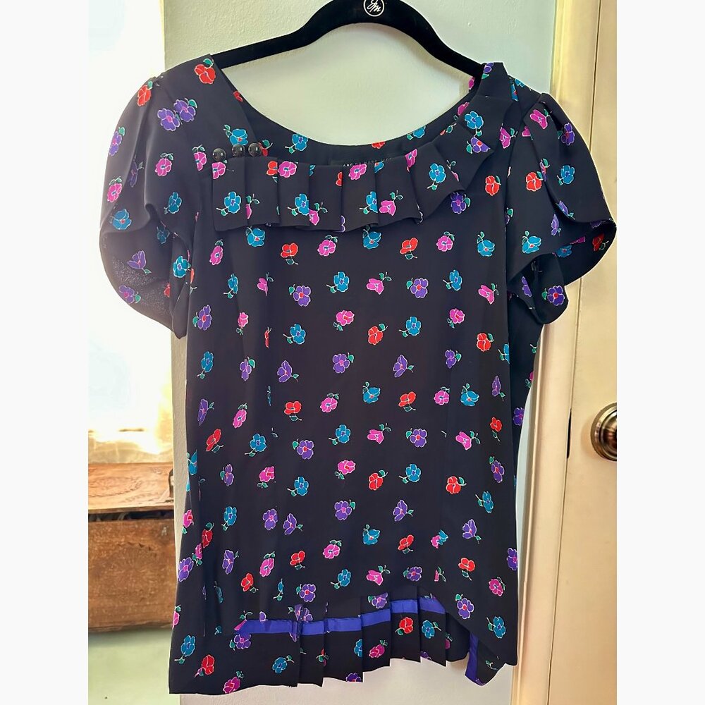 MARC by MARC JACOBS sz 4 asymmetrical ruffle neckline floral back pleats blouse
